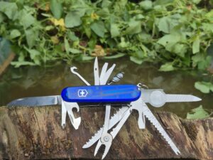 Couteau Multi-fonctions Victorinox® SwissChamp bleu translucide