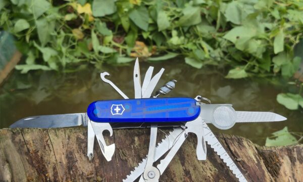 Couteau Multi-fonctions Victorinox® SwissChamp bleu translucide